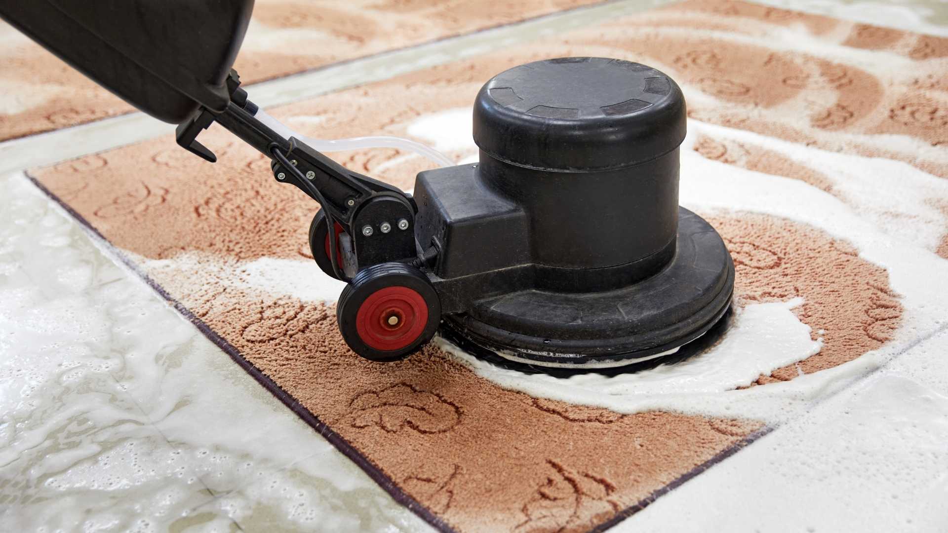 Carpet cleaning machine